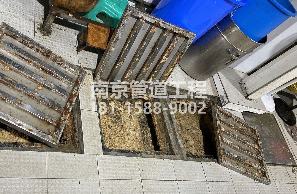 278百水家园城管中队食堂隔油池清理